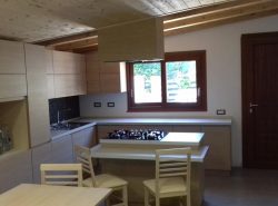 particolare cappa a soffitto rivestita in rovere